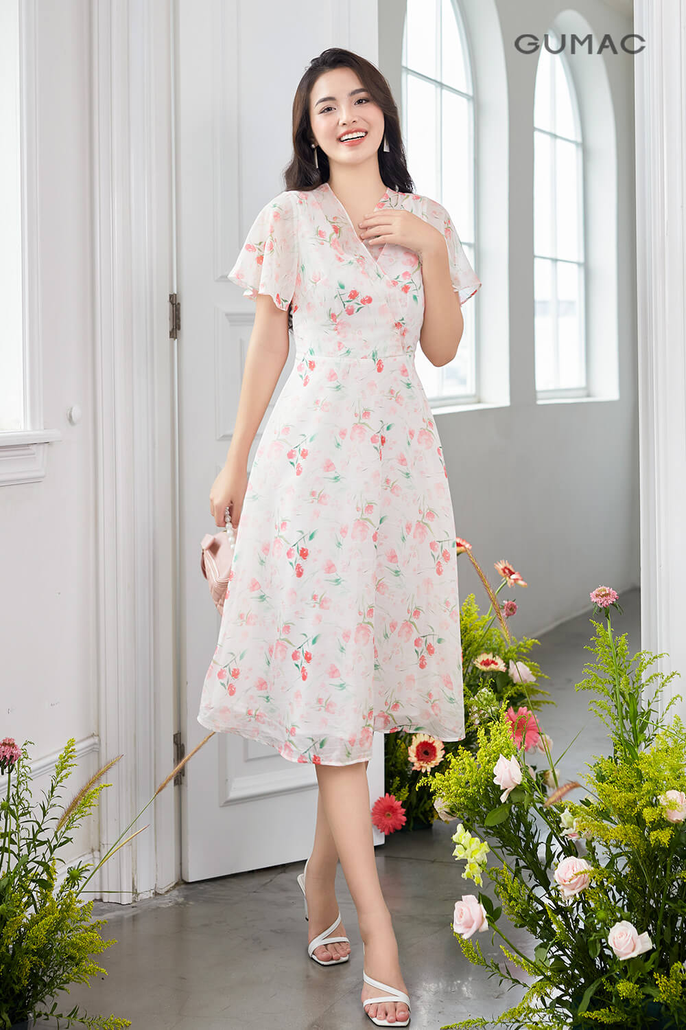 menh Kim tuoi Thin co hop mau hong khong