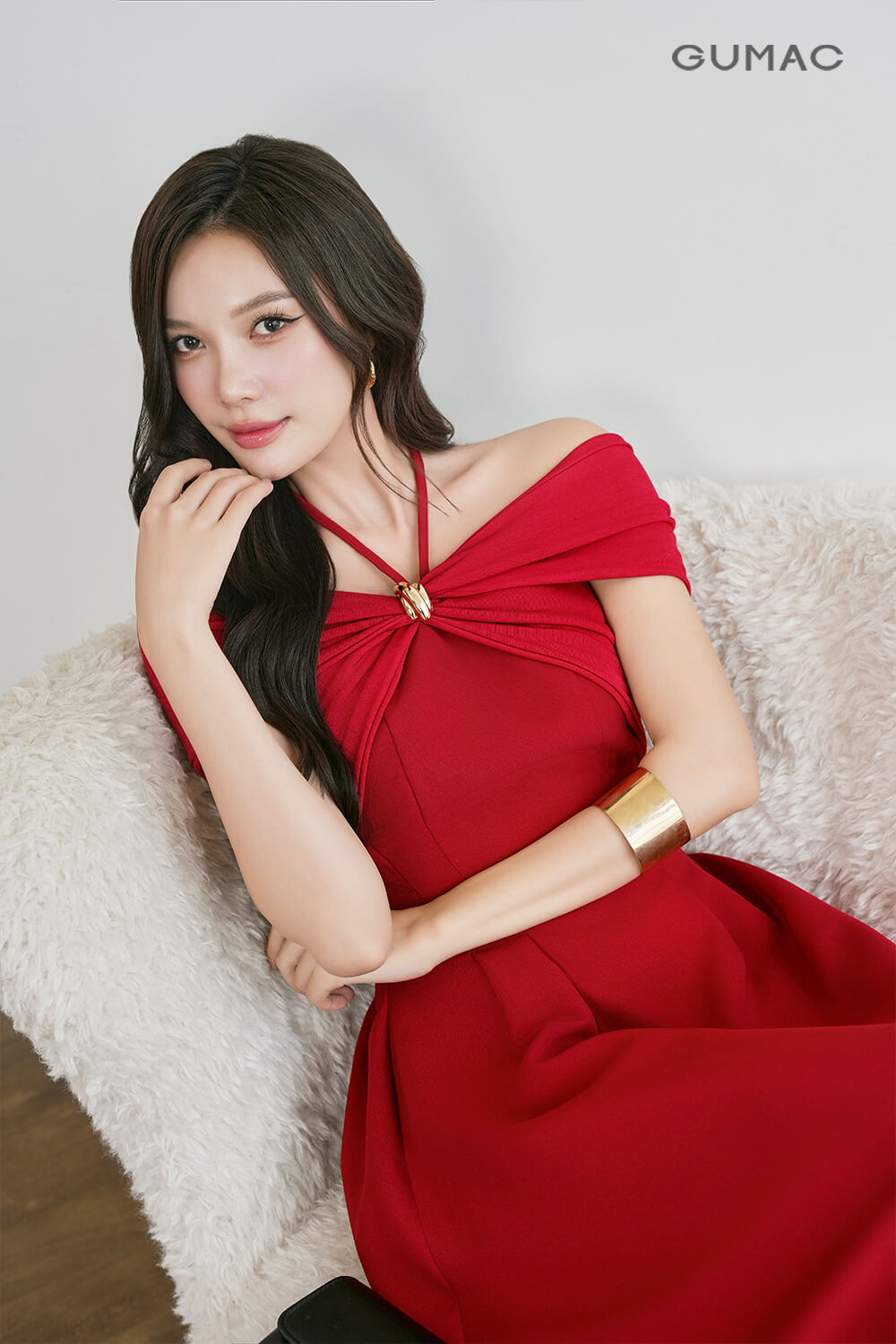 dang chup anh dua tay len gan cam di dam cuoi dep