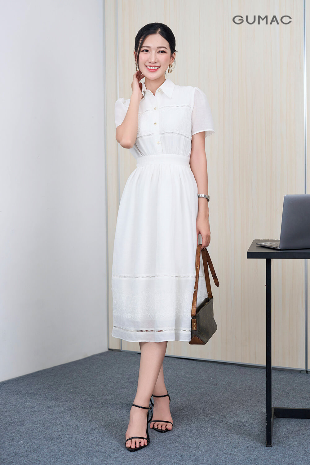 vay trang di giay mau gi