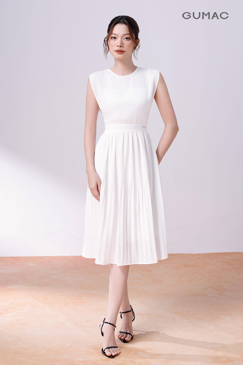 dam da hoi sang trong xoe mau trang