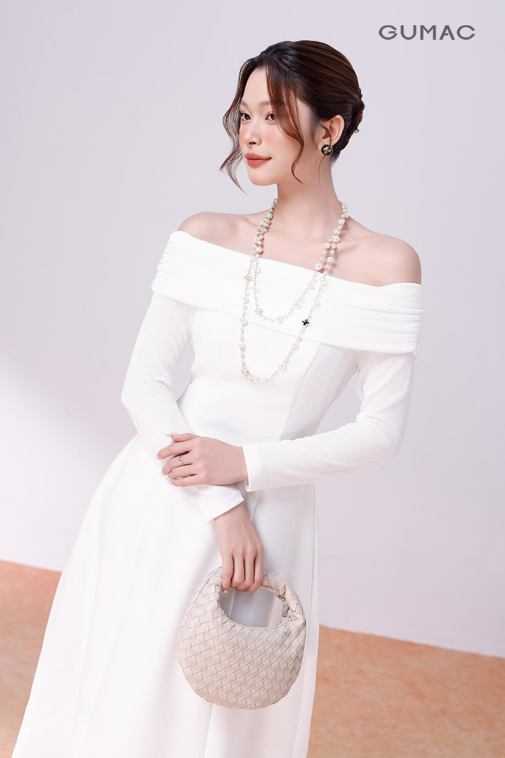 Phối trang sức với đầm trắng