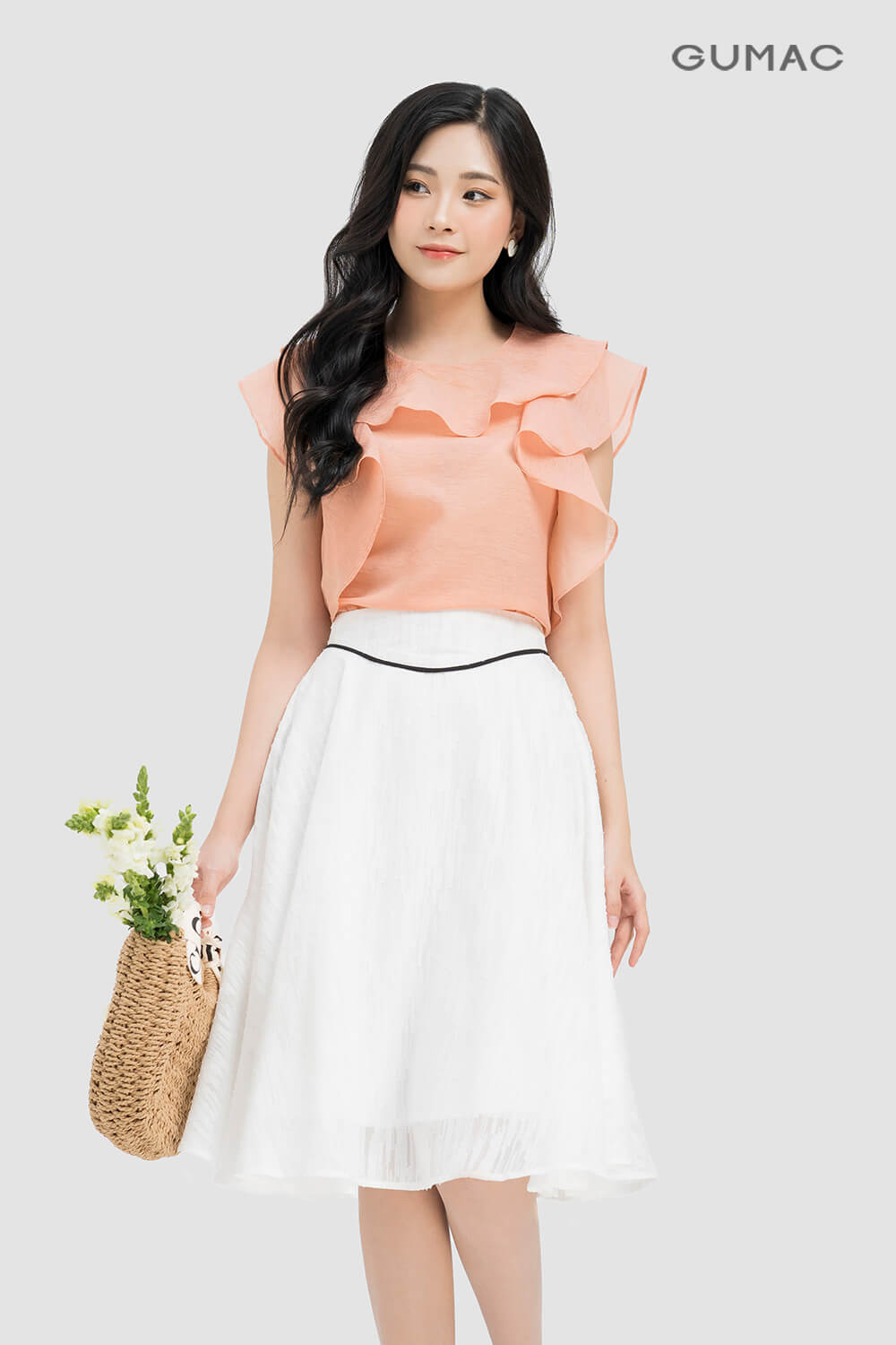 phối đồ với áo sơ mi cổ bèo xinh