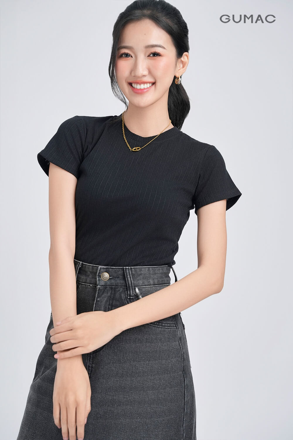 áo thun đen nữ phối chân váy xẻ tà