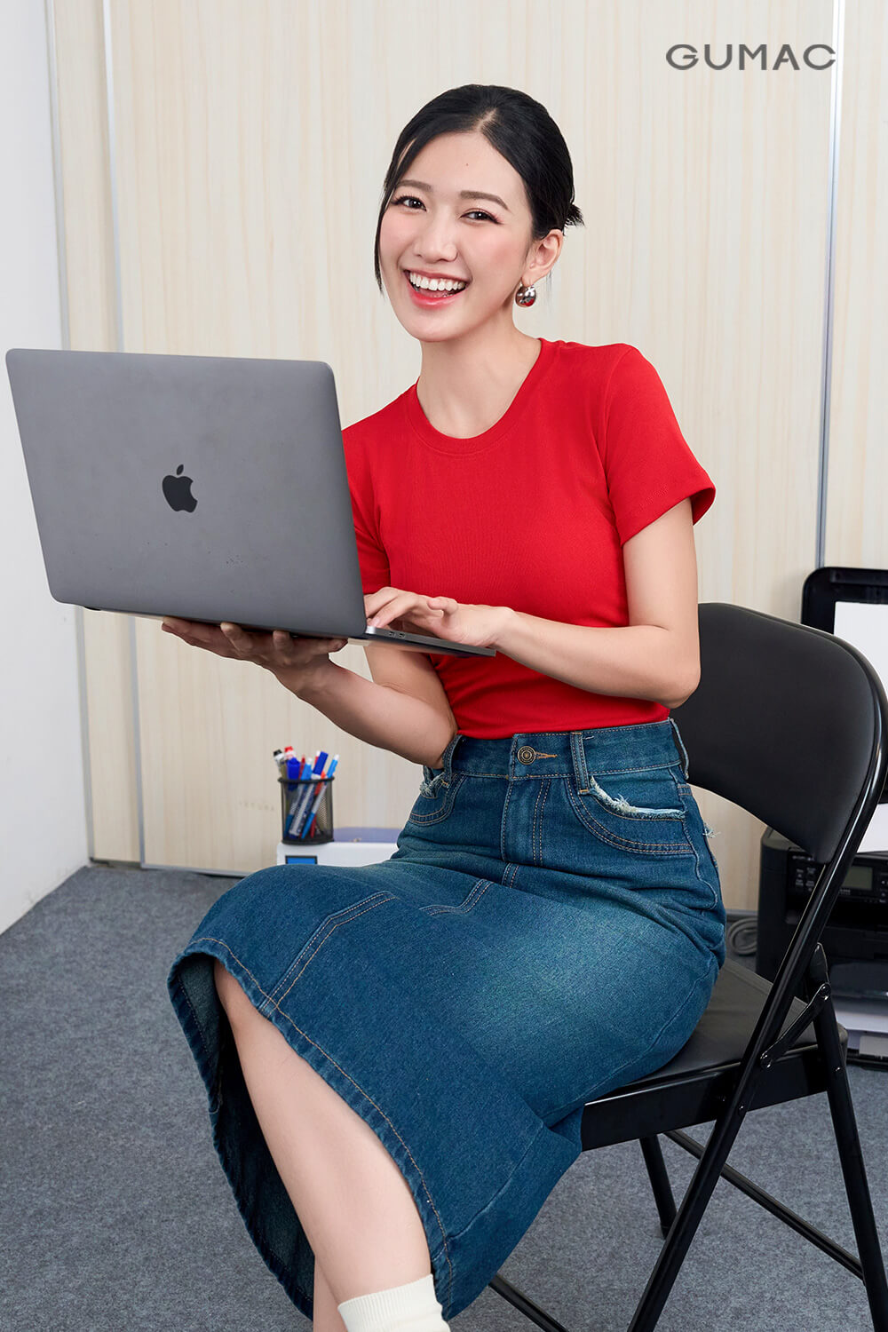 áo đỏ kết hợp với chân váy màu xanh dễ thương