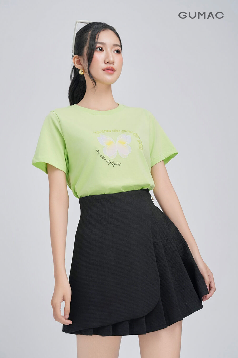 Áo thun phối với chân váy xếp ly ngắn