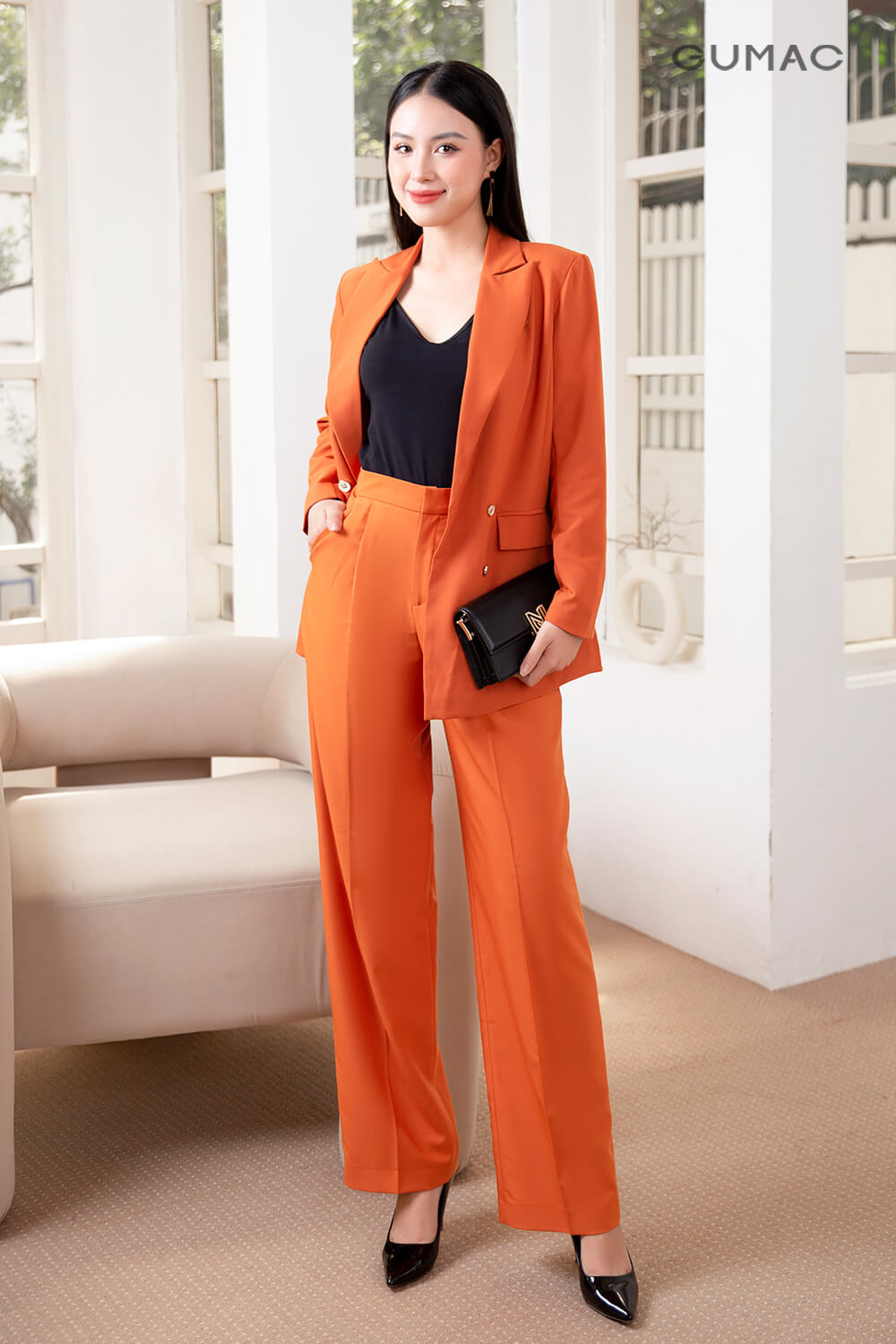 kieu quan au nu di lam mau cam noi bat