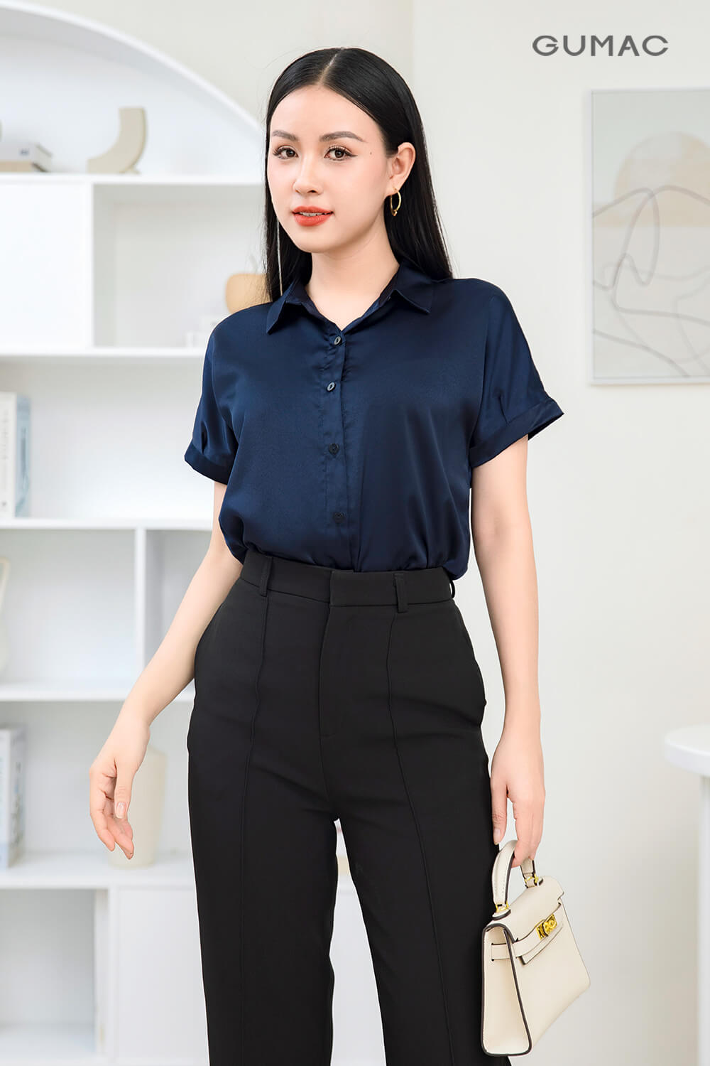 Kết hợp quần dài tây với mẫu áo xanh dương