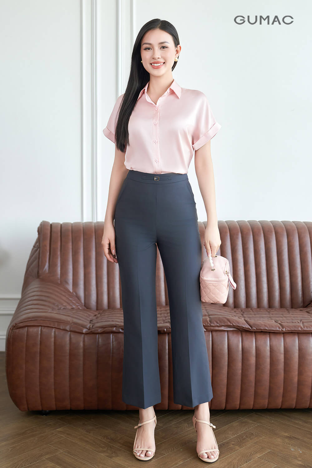 Phối quần tây nữ với áo sơ mi tay ngắn lụa