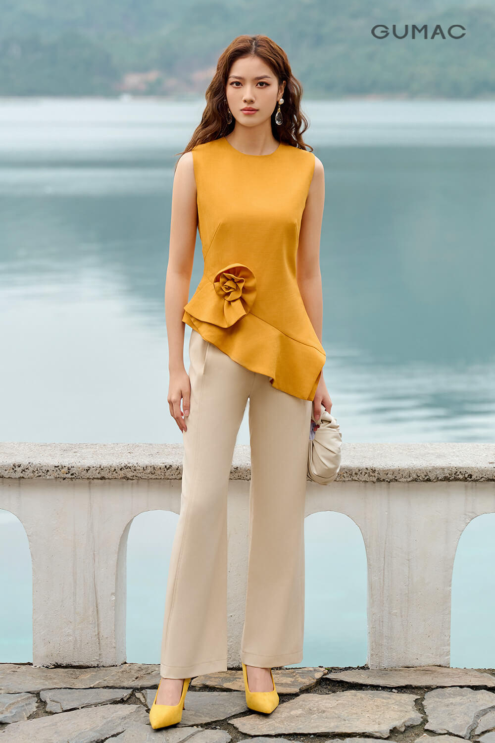 Quần ống loe phối áo gì