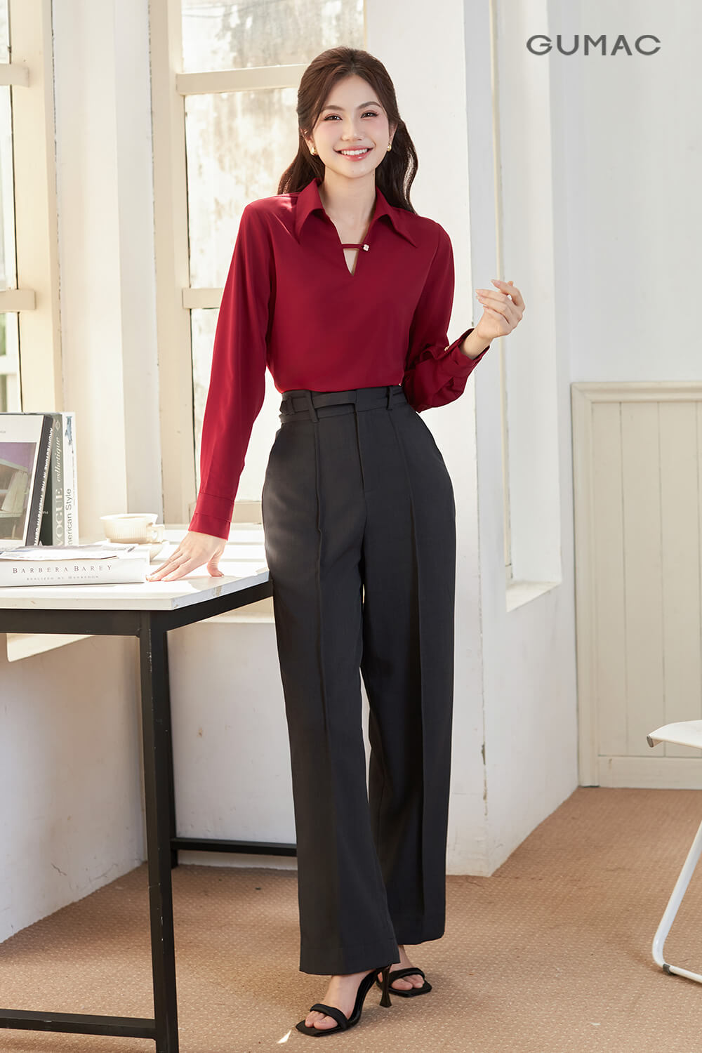 Sơ mi cổ V đỏ đô mix cùng quần tây đen cạp cao – Lựa chọn hoàn hảo để kéo dài đôi chân