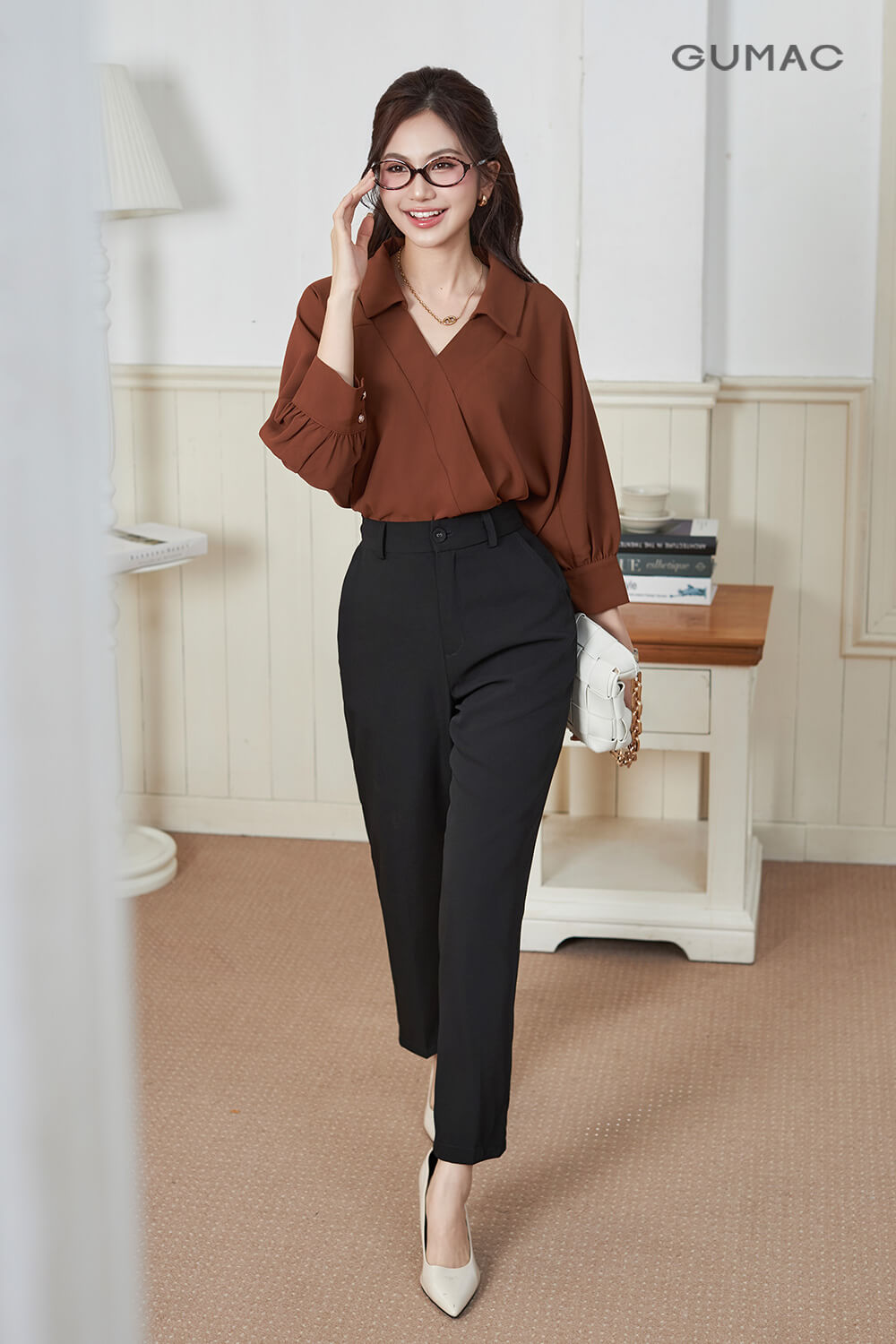 Áo kiểu đắp cánh dơi phối với quần baggy