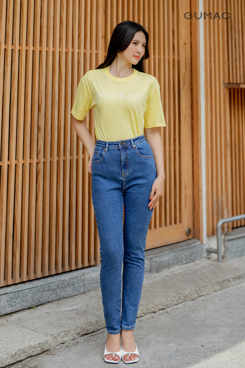 quan jean om ket hop ao thun tay lo