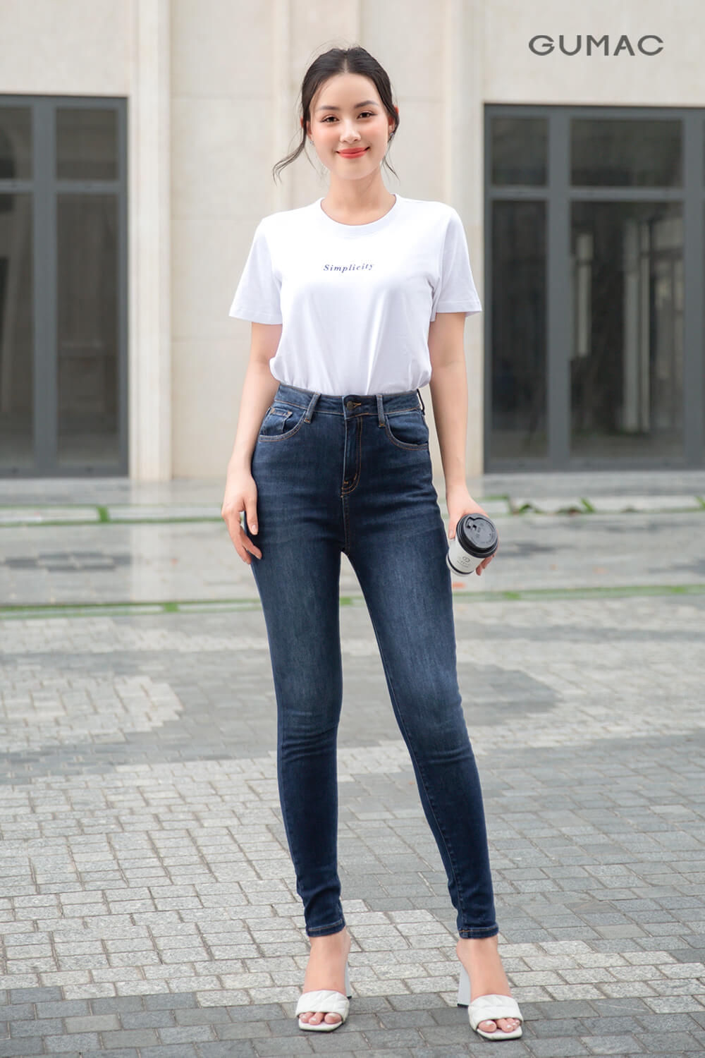 mặc quần skinny ở sân bay