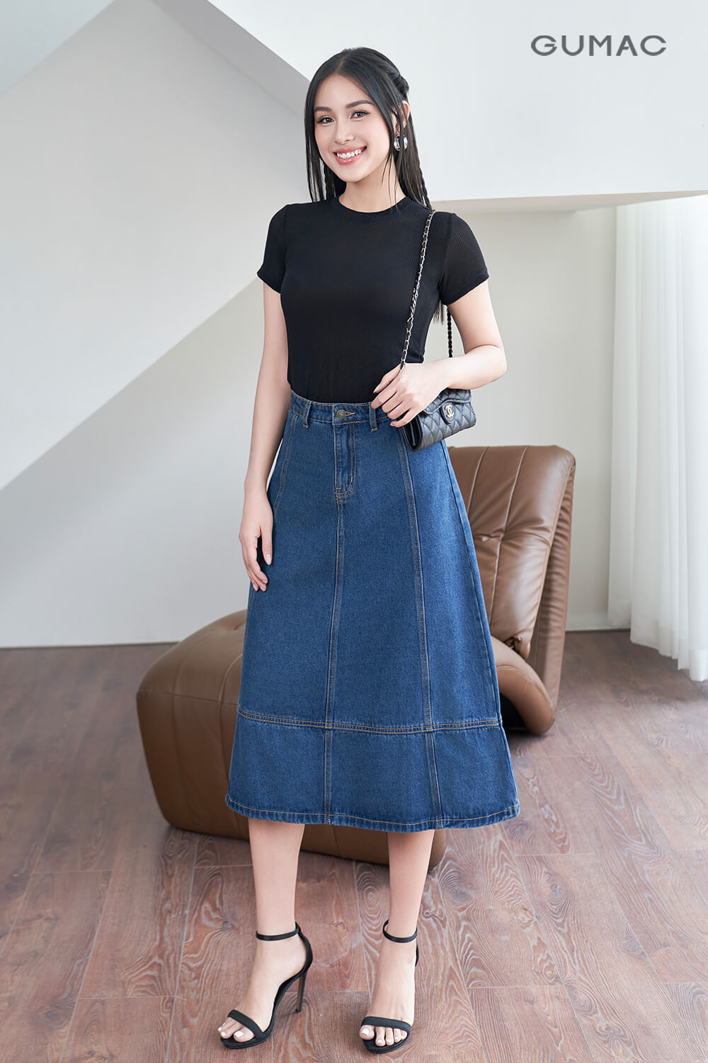 ao thun tron om ket hop chan vay jean