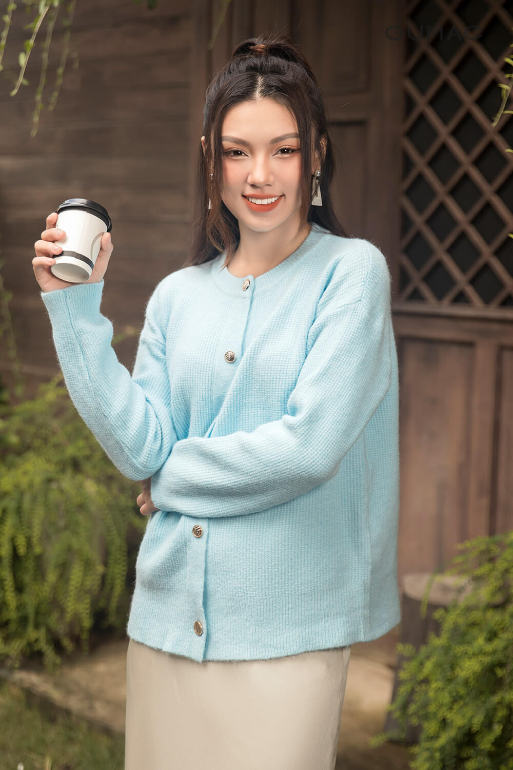 mix chan vay duoi ca dai cung ao len dang rong