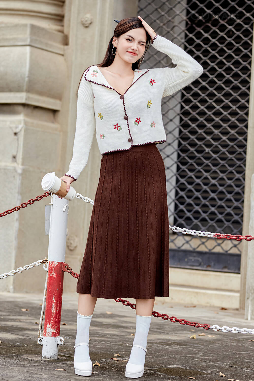 Chân váy len phối với áo len tay dài