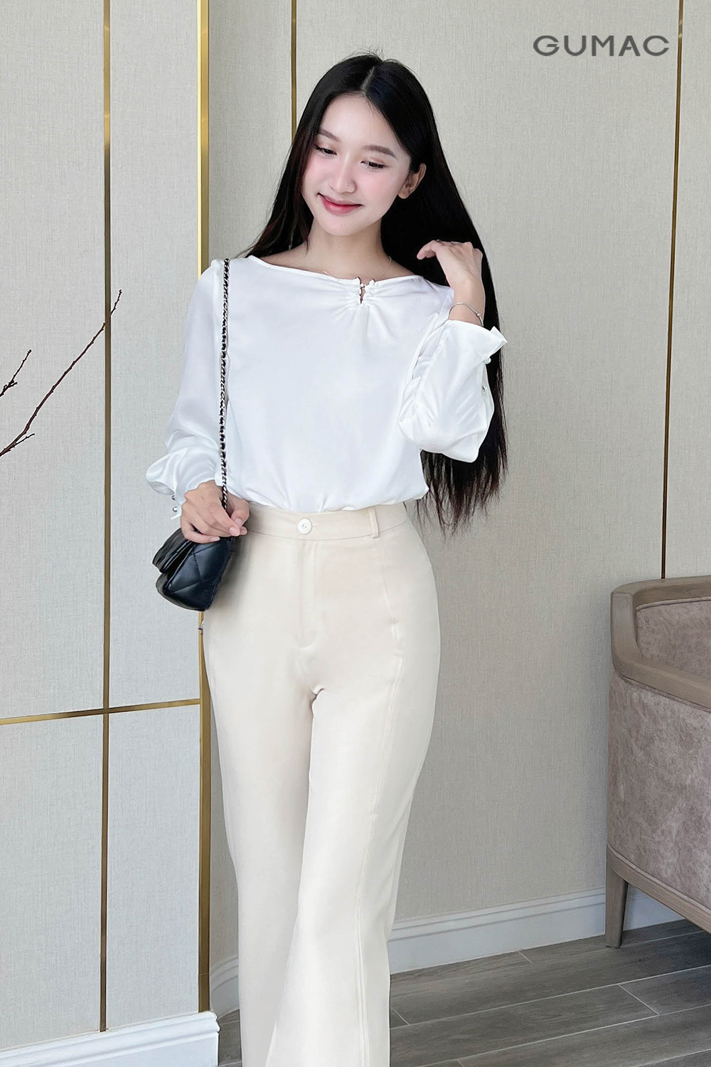 Sự sang trọng và thanh lịch được thể hiện qua áo peplum trắng