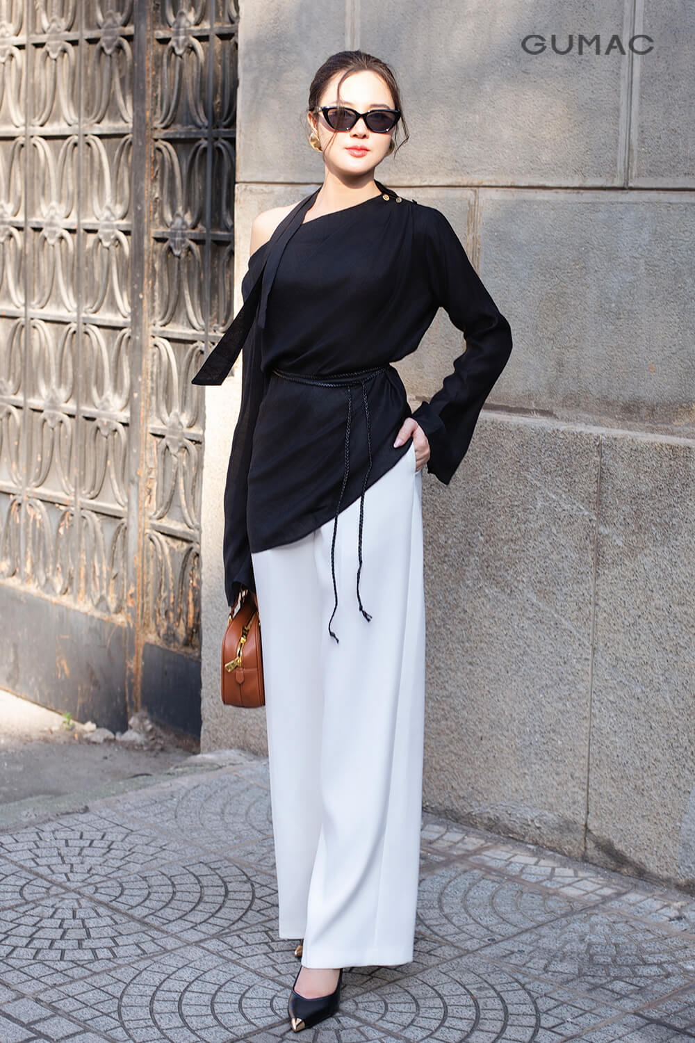 Áo đen phối cùng với quần trắng đơn giản