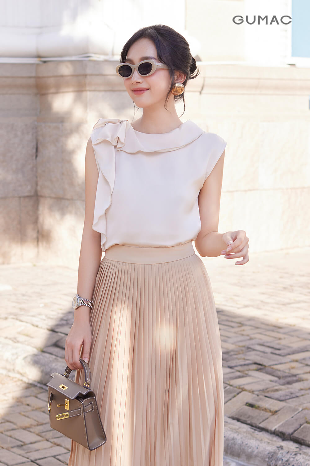 Áo cổ bèo mix cùng chân váy