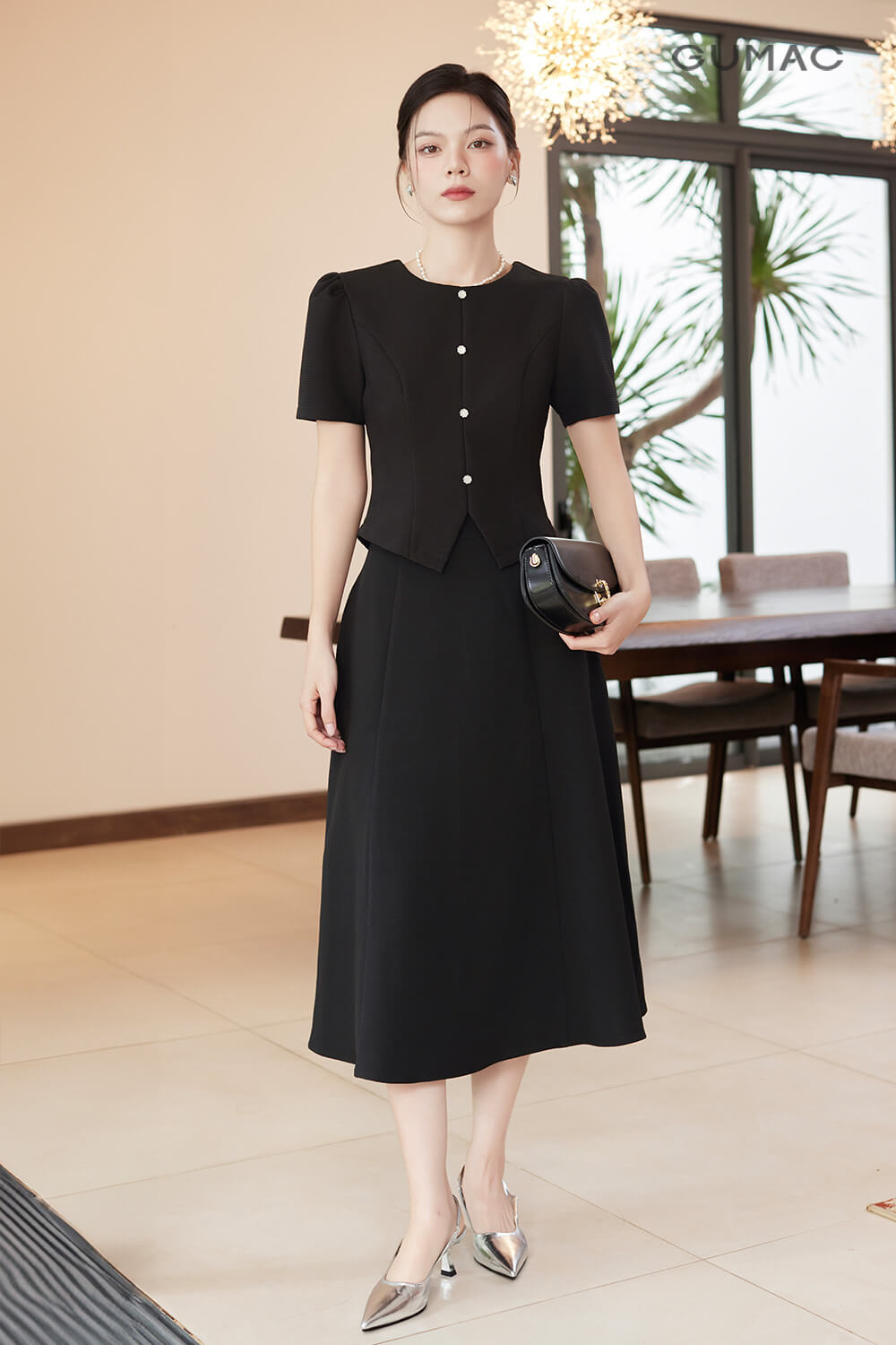 Set áo kiểu xẻ line cùng chân váy xòe đen