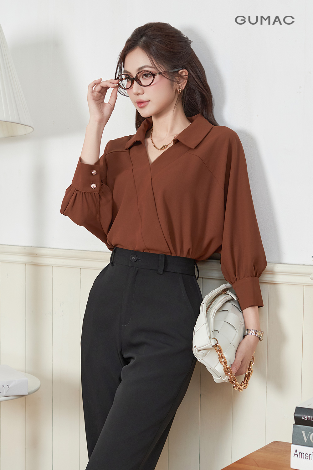 Áo kiểu đắp cánh dơi phối với quần baggy