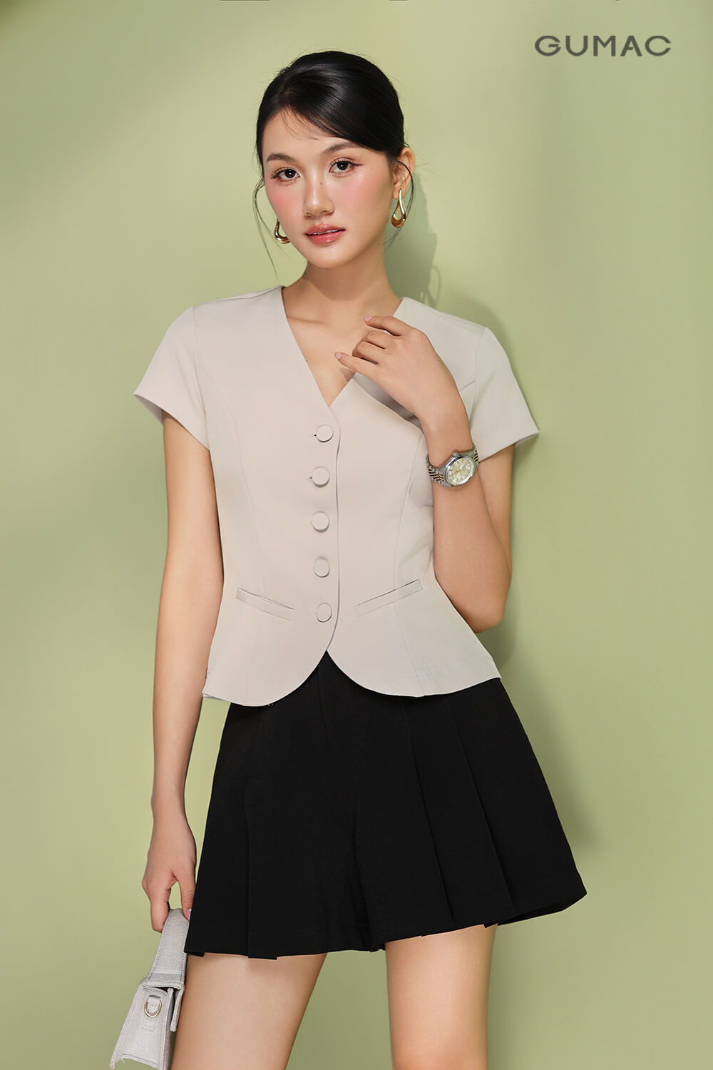 ao GUMAC kieu nut boc phang