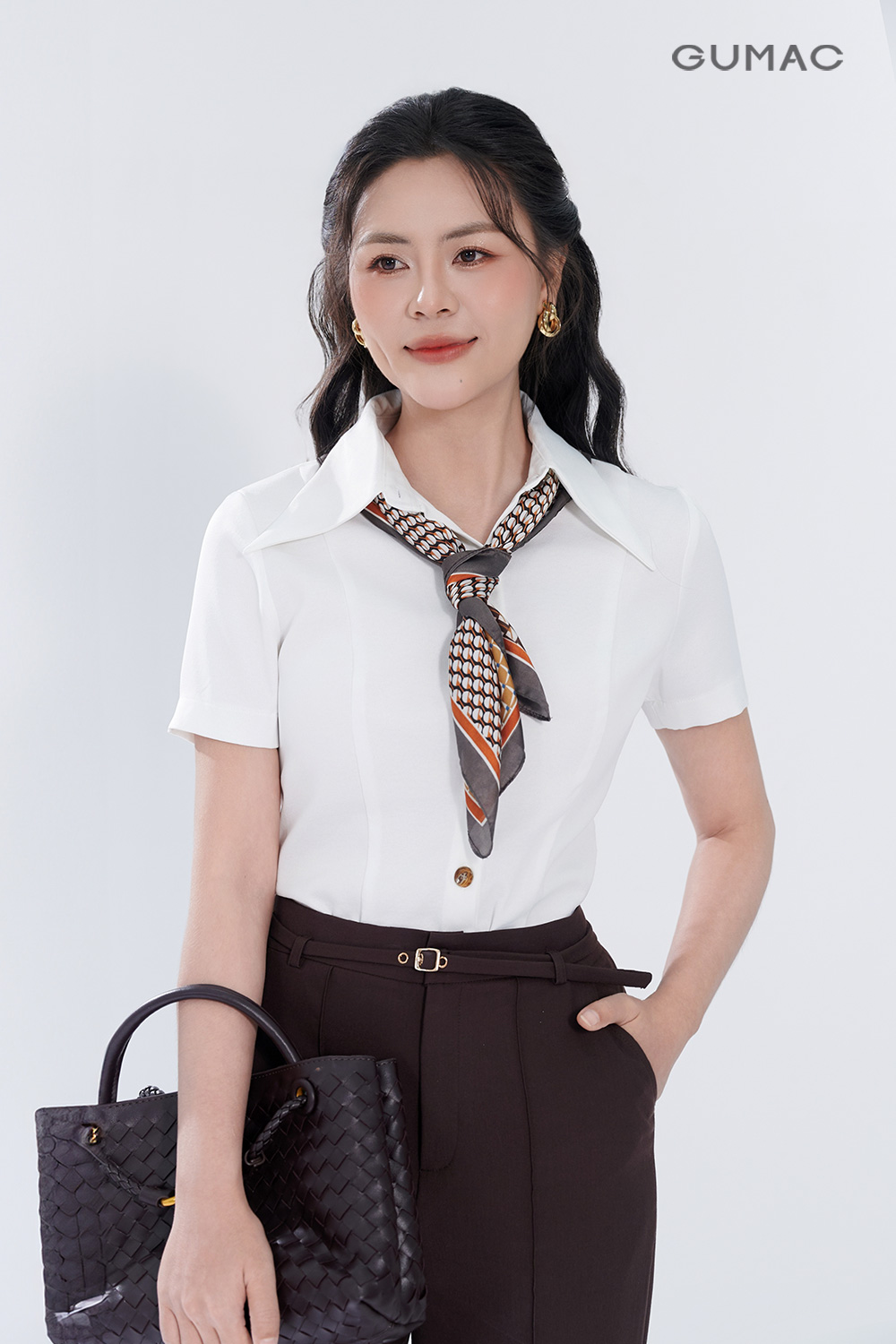 Áo kiểu cổ nhọn