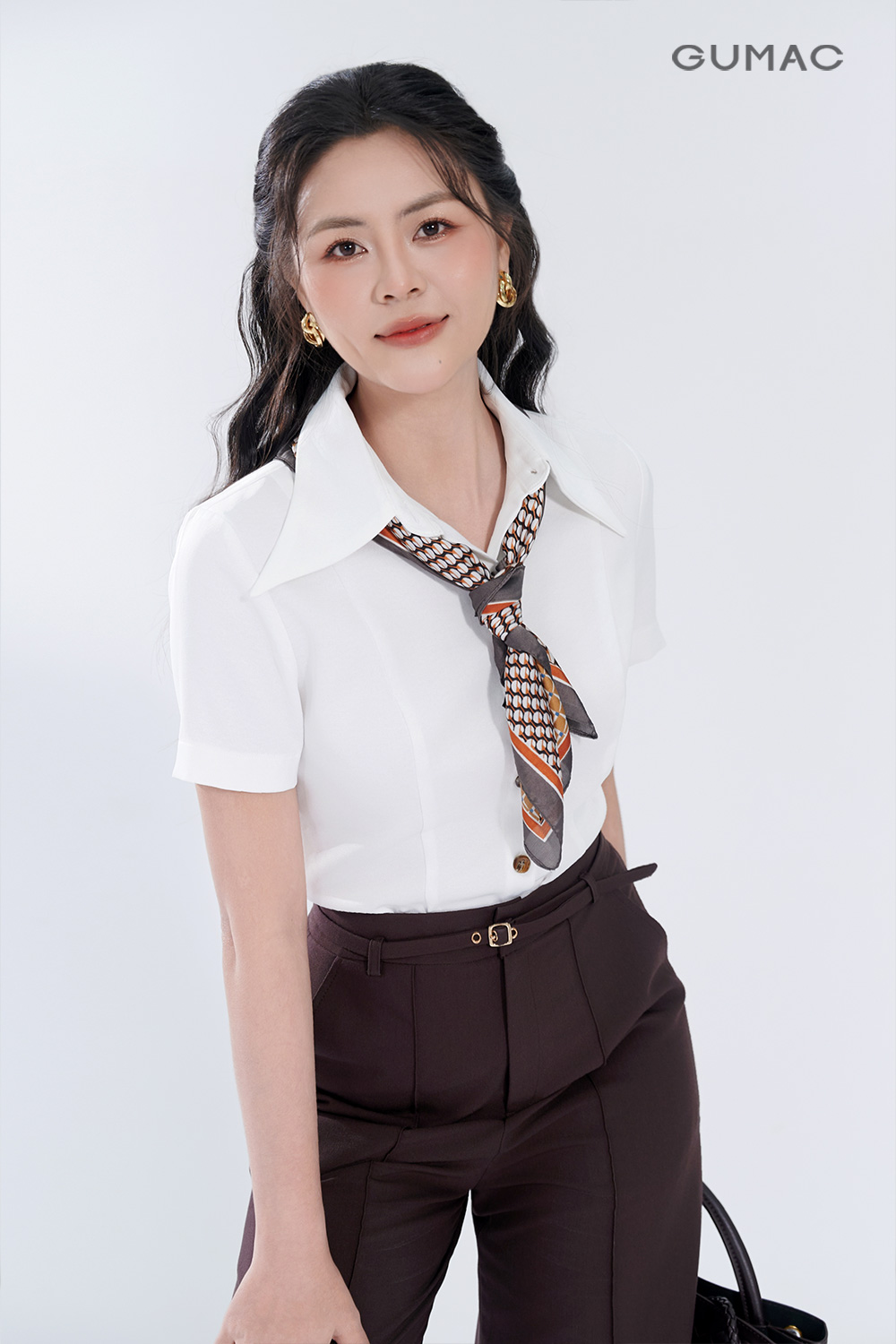 Áo kiểu cổ nhọn