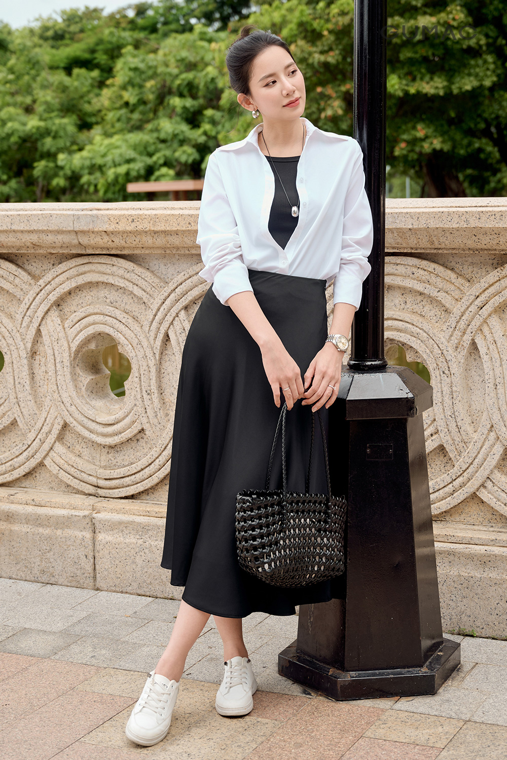 meo tao dang chup anh tren cau