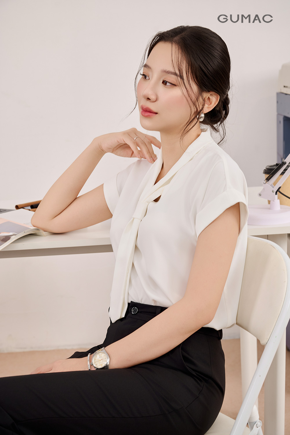 Áo cổ V tay lật