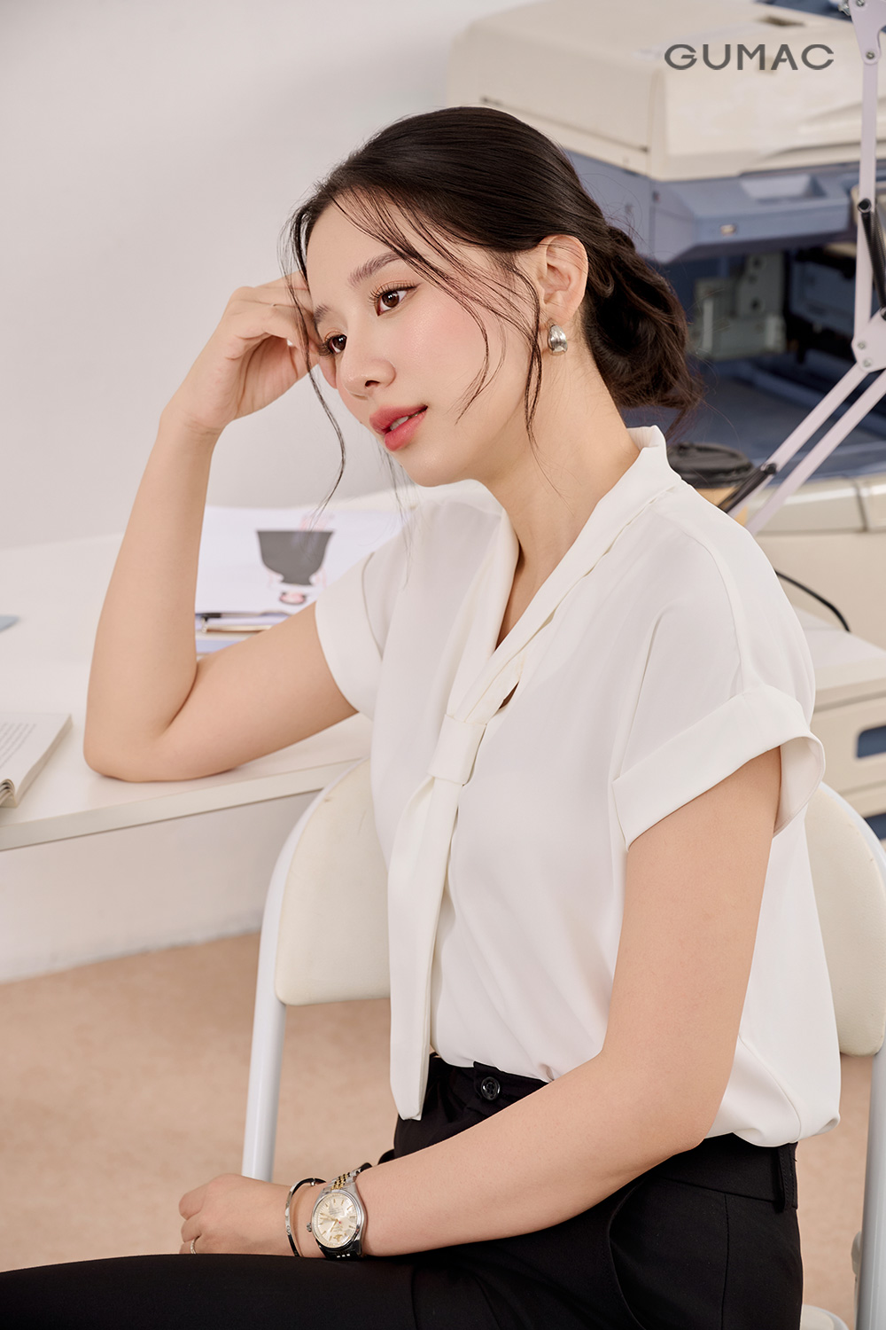 Áo cổ V tay lật