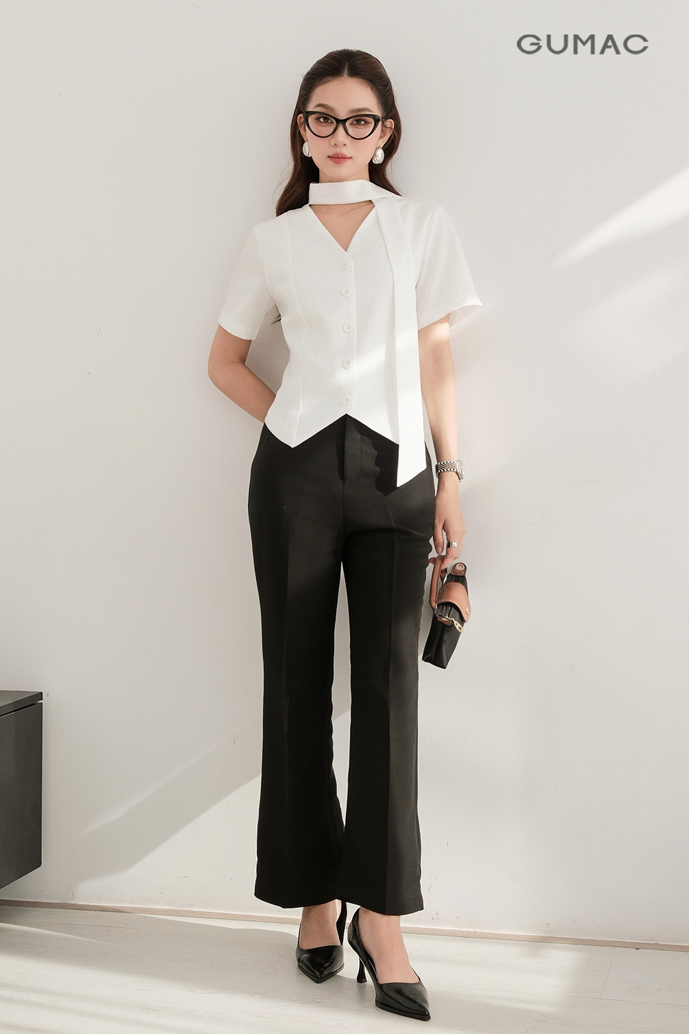 ao so mi trang gumac cach dieu phoi quan tay ong loe