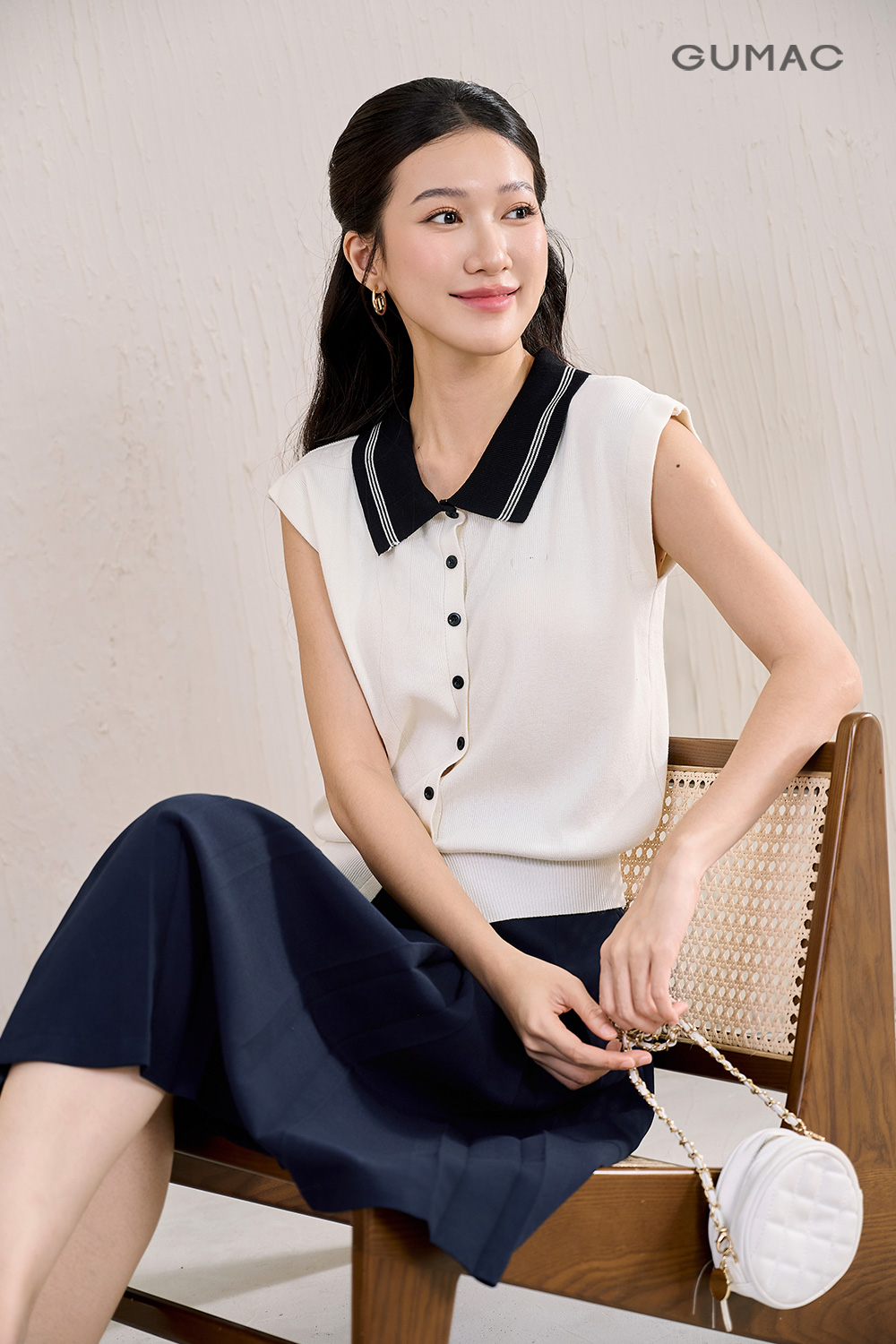 Áo dệt kim phối cổ