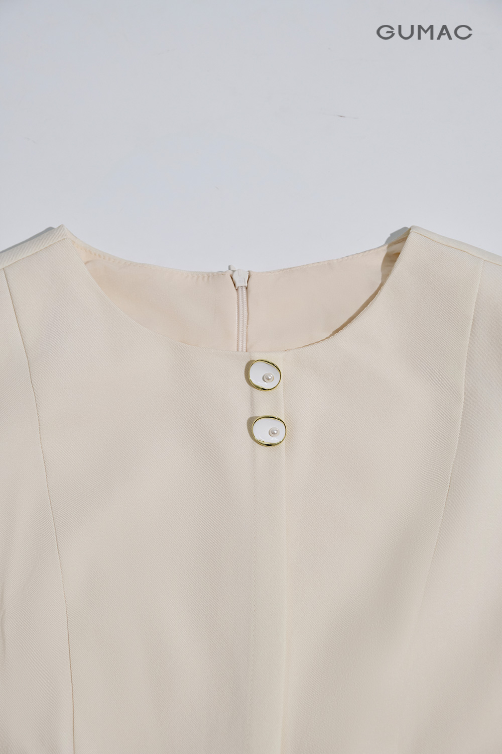 Áo peplum đính nút kiểu