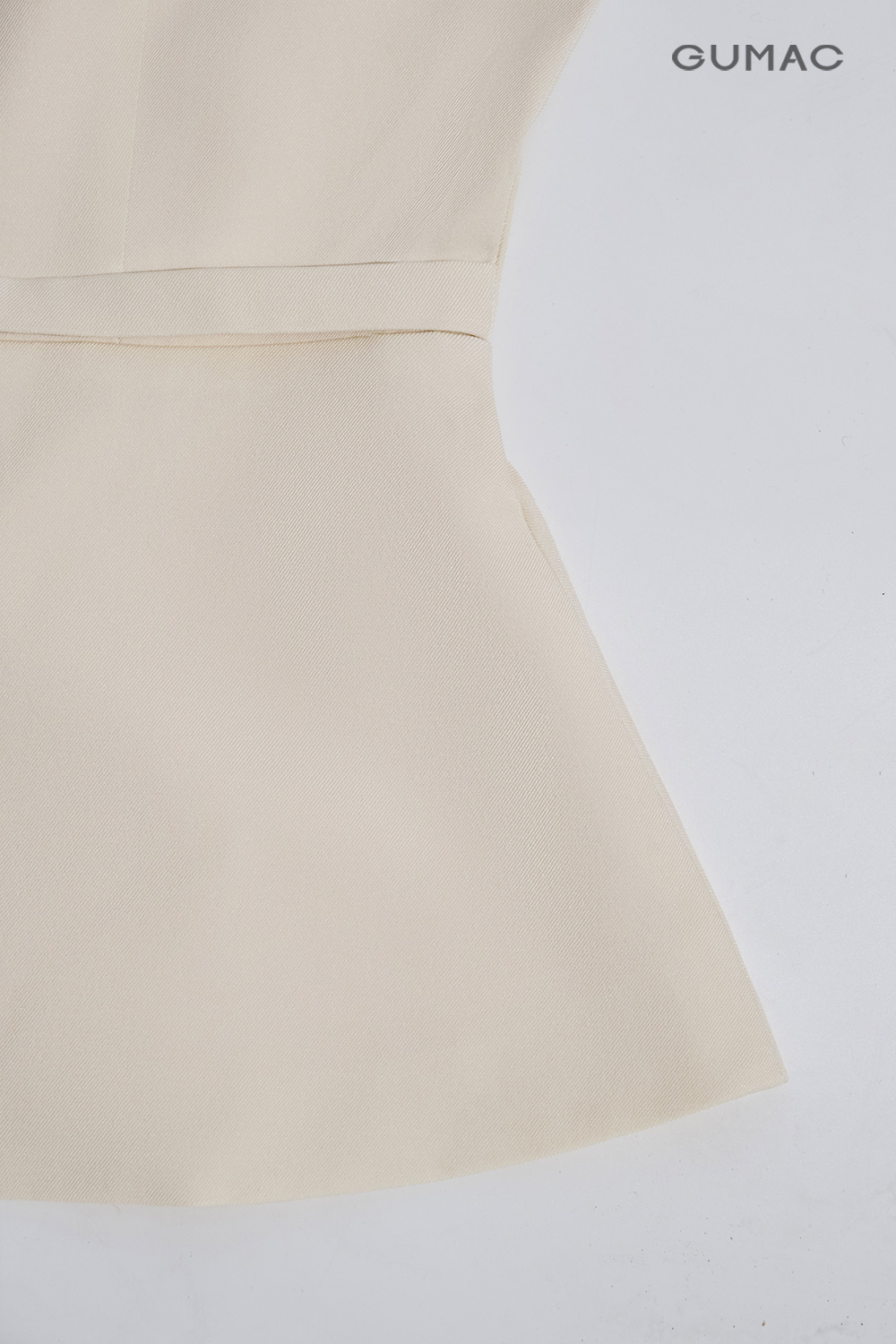 Áo peplum đính nút kiểu