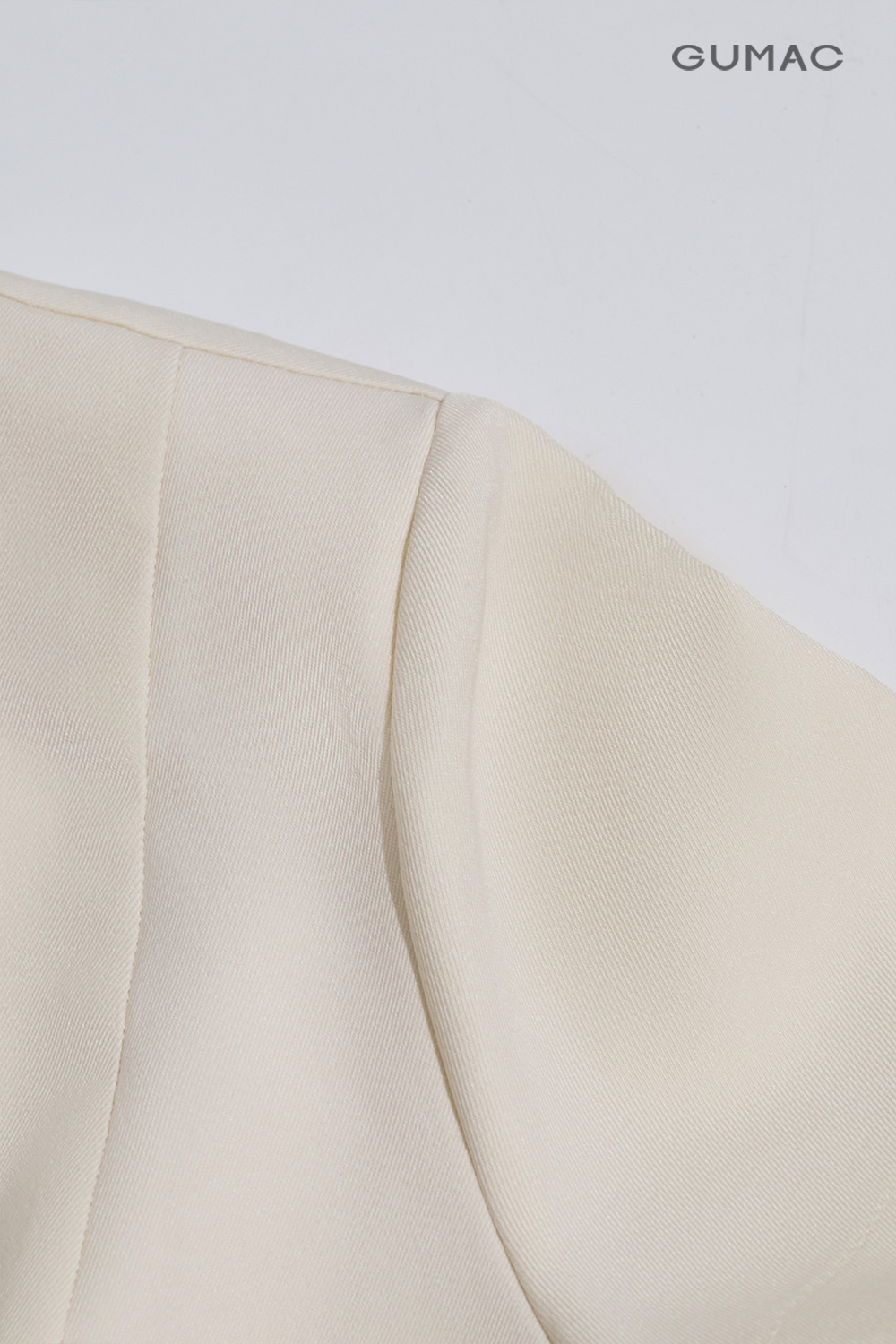 Áo peplum đính nút kiểu