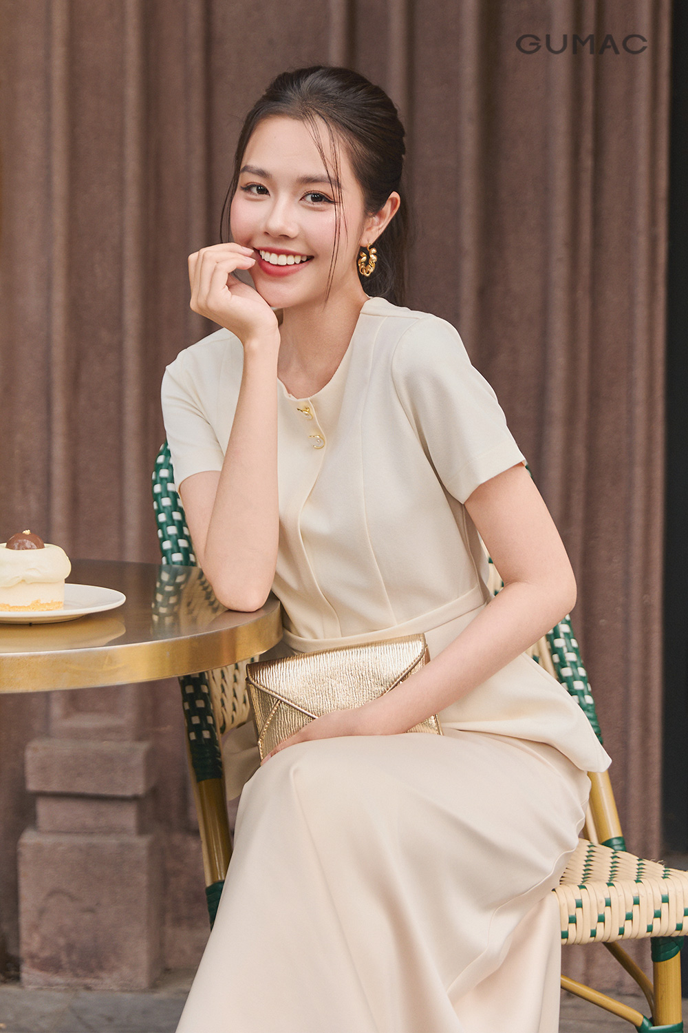 Áo peplum đính nút kiểu