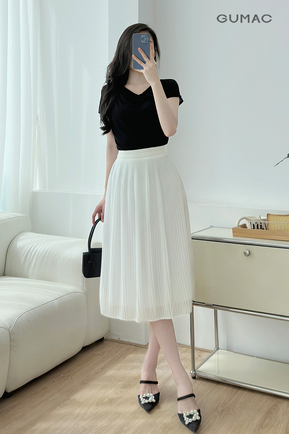 Mix áo cổ đổ với váy rời xếp ly dài