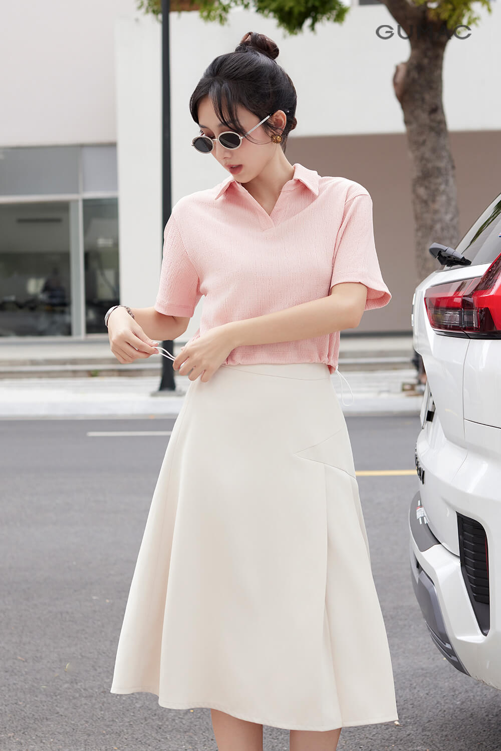 Kết hợp áo thun polo nữ cùng chân váy xòe nữ tính