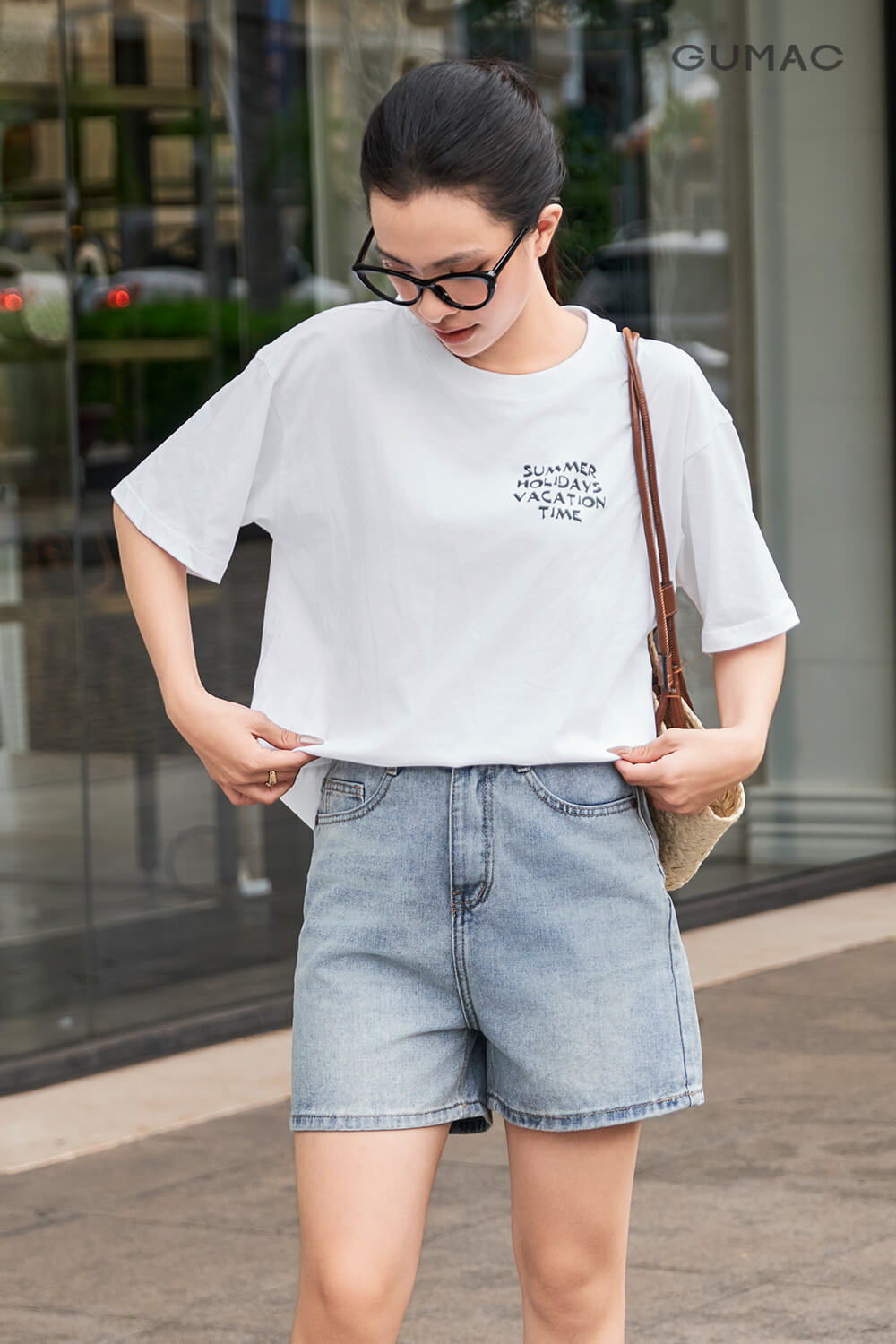 phoi ao thun nu voi quan short jean tre trung