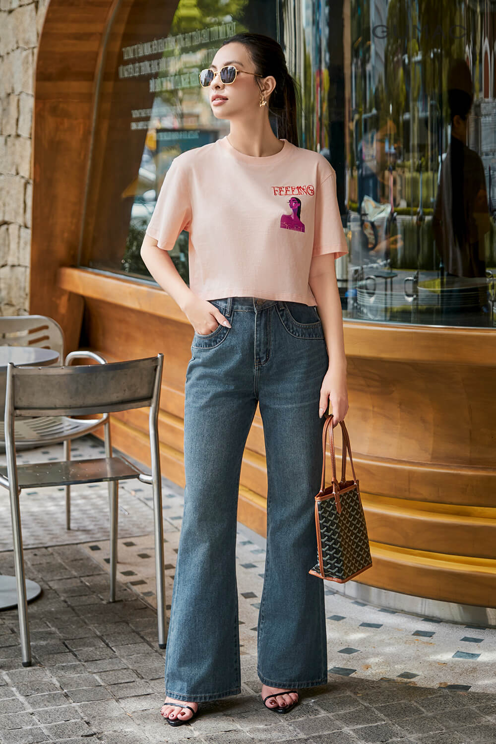 Quần bò ống loe phối với áo thun