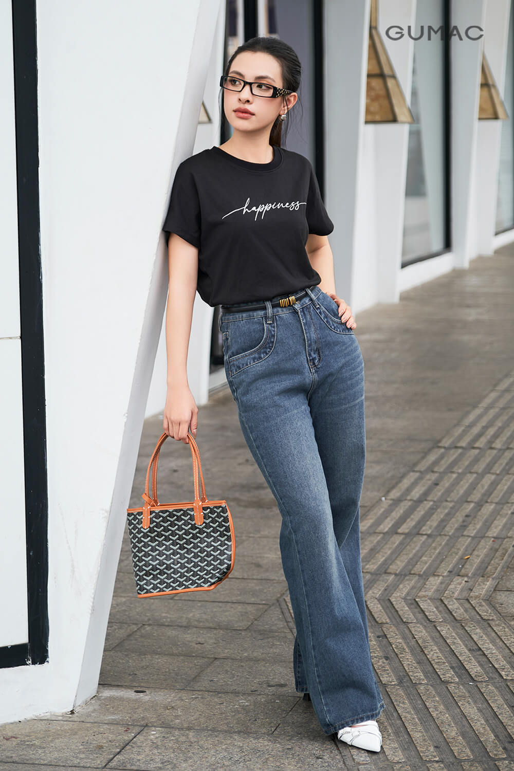 Áo đen kết hợp với quần denim