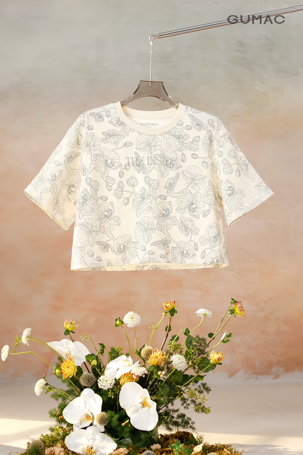 ao thun croptop co tron in hoa