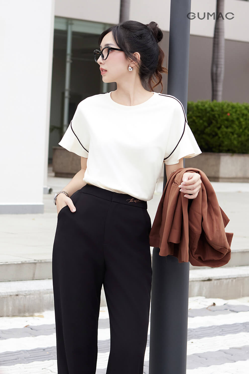 Cách mix quần baggy với áo phông form rộng nữ