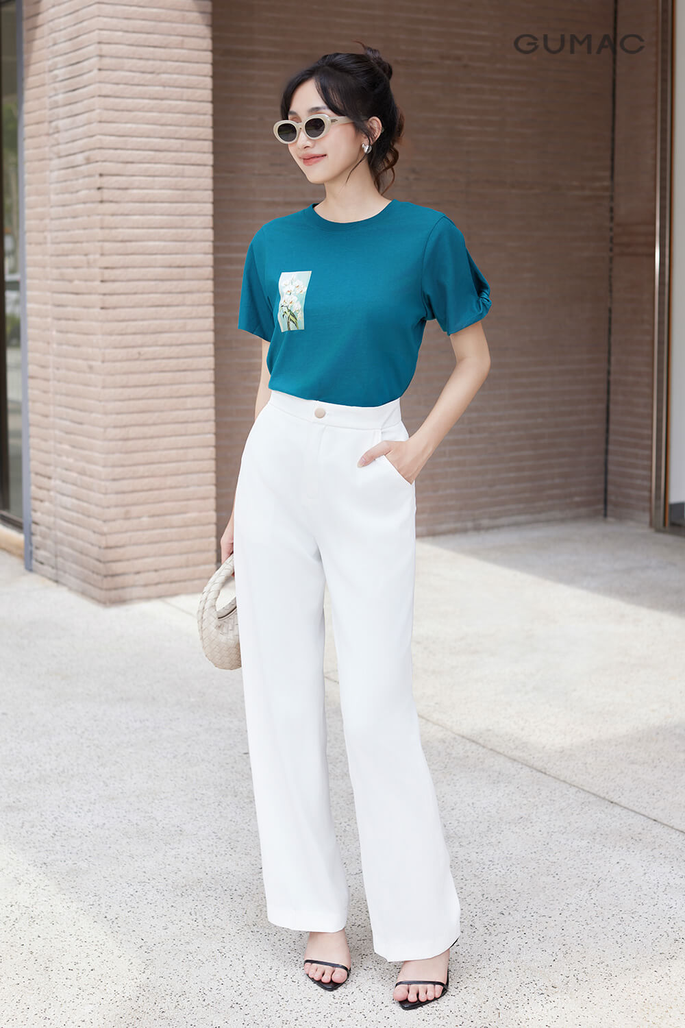 Phối áo thun form rộng cùng quần kaki