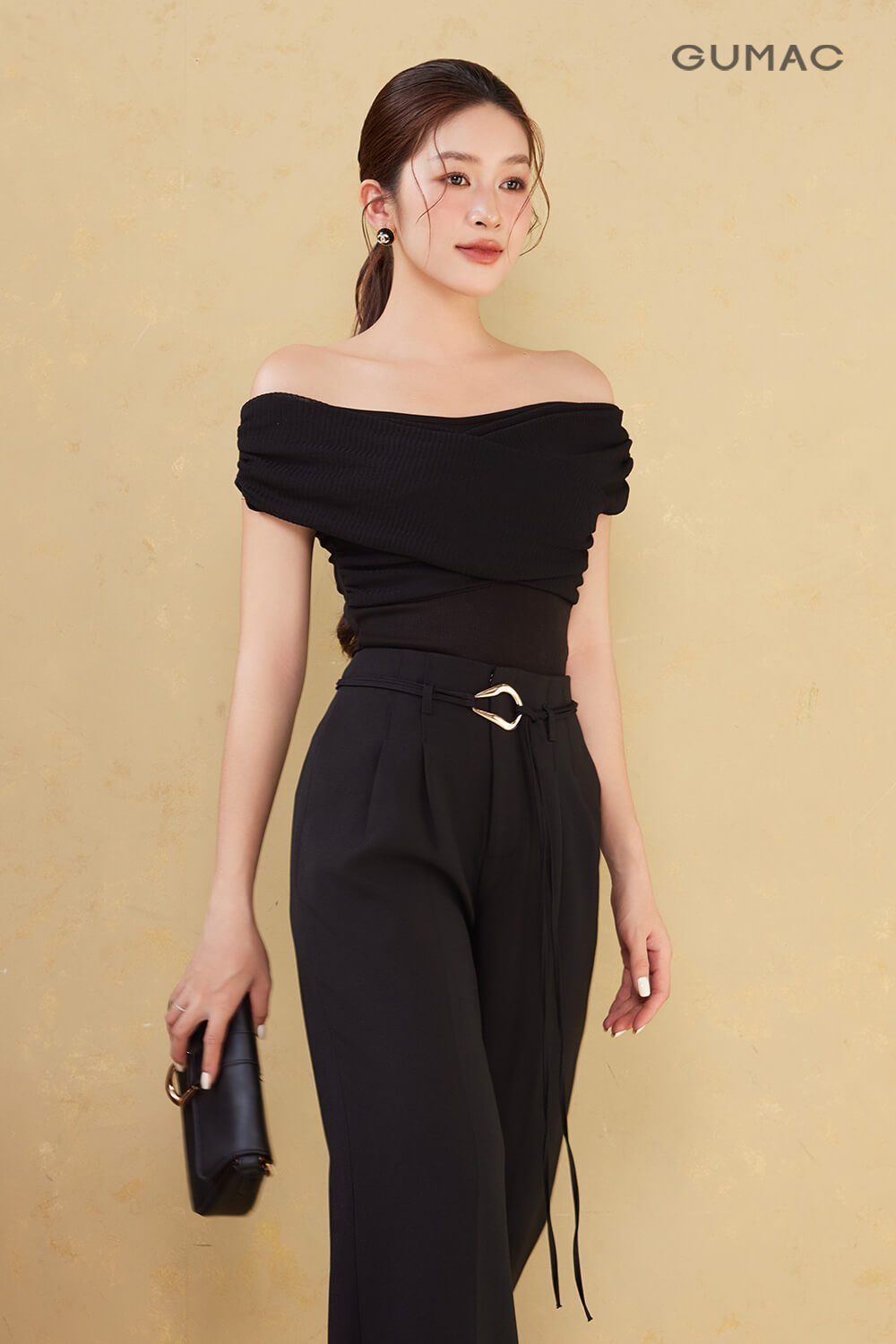 Quần nữ suông mix cùng áo thun ôm đắp chéo