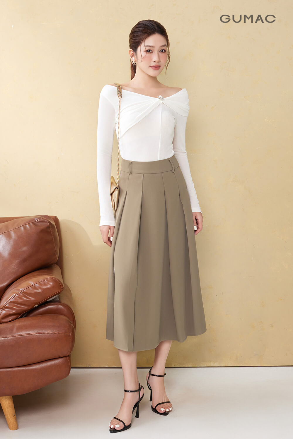 Phối đồ với váy xếp ly dài và áo trễ vai