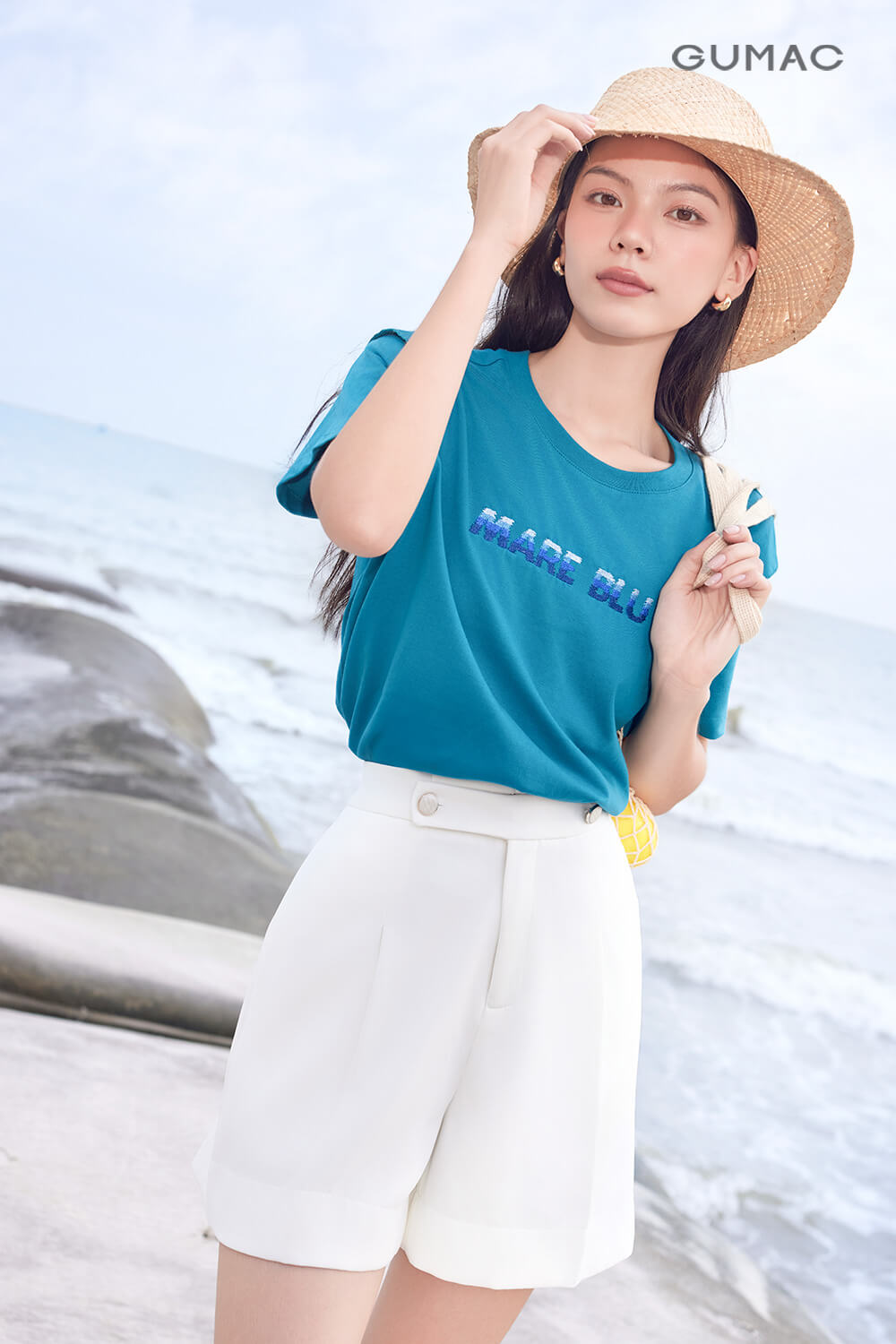 Cách phối quần short với áo phông rộng nữ giấu quần