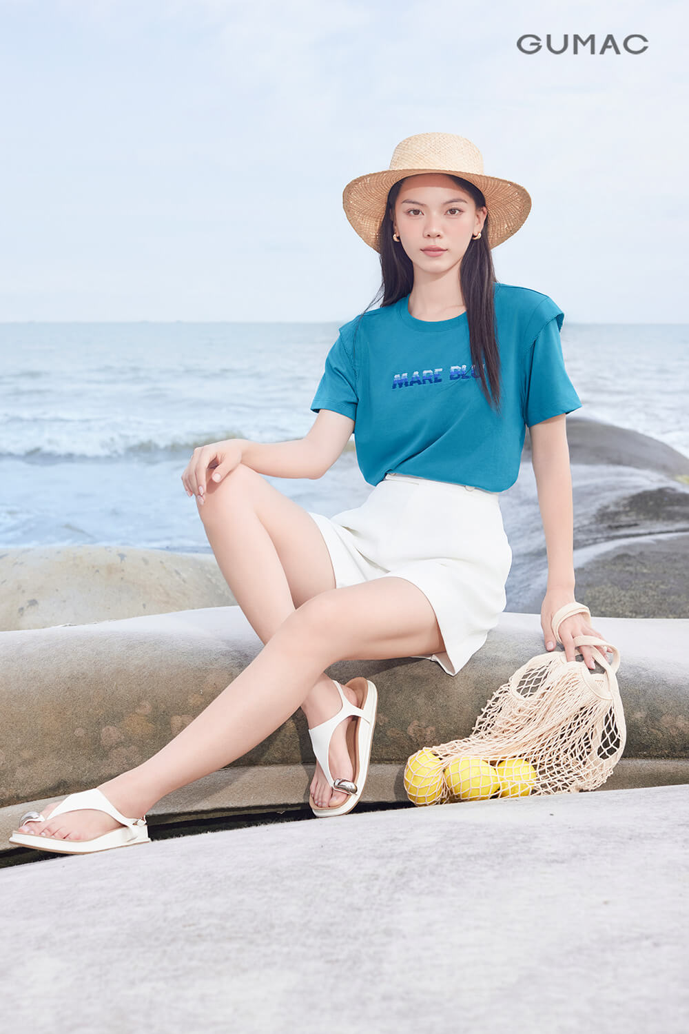 Quần short phối với áo thun thoải mái