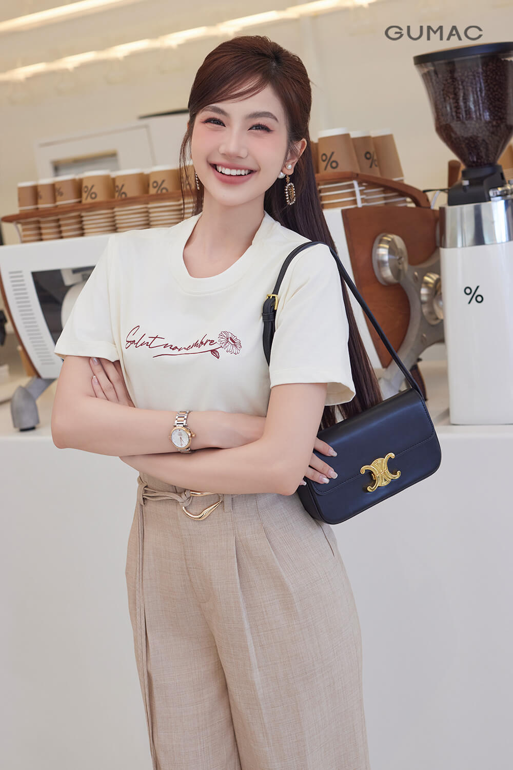 Quần dài phối cùng áo thun trẻ trung